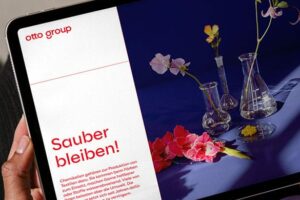 ein tablet mit einem Blumenbild und der Headline »Sauber bleiben«