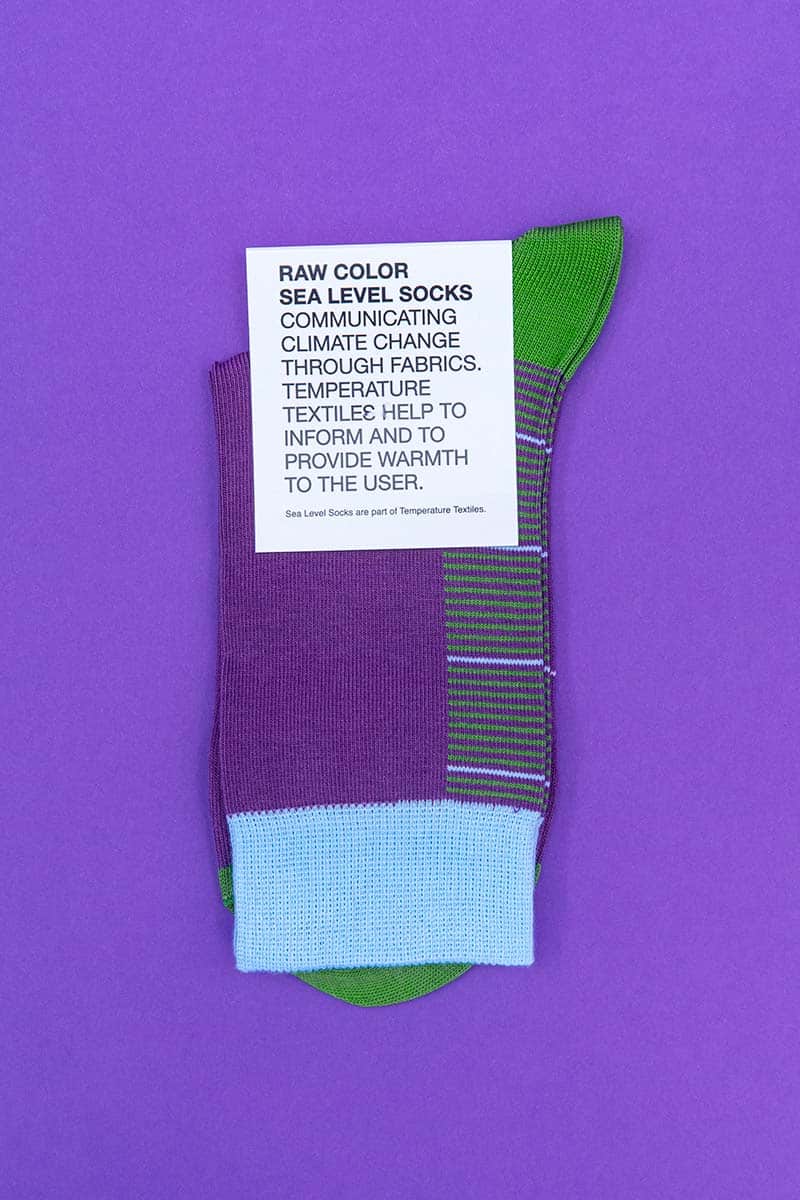 Ein zusammengefaltetes Sockenpaar in Grün, violett und hellblau