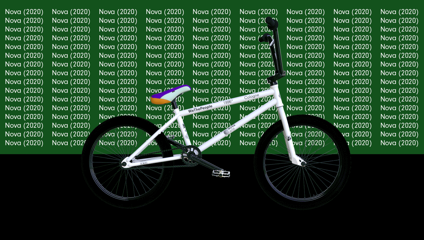 Ein weißes BMX Rad mit buntem Sattel und typo Aufdruck