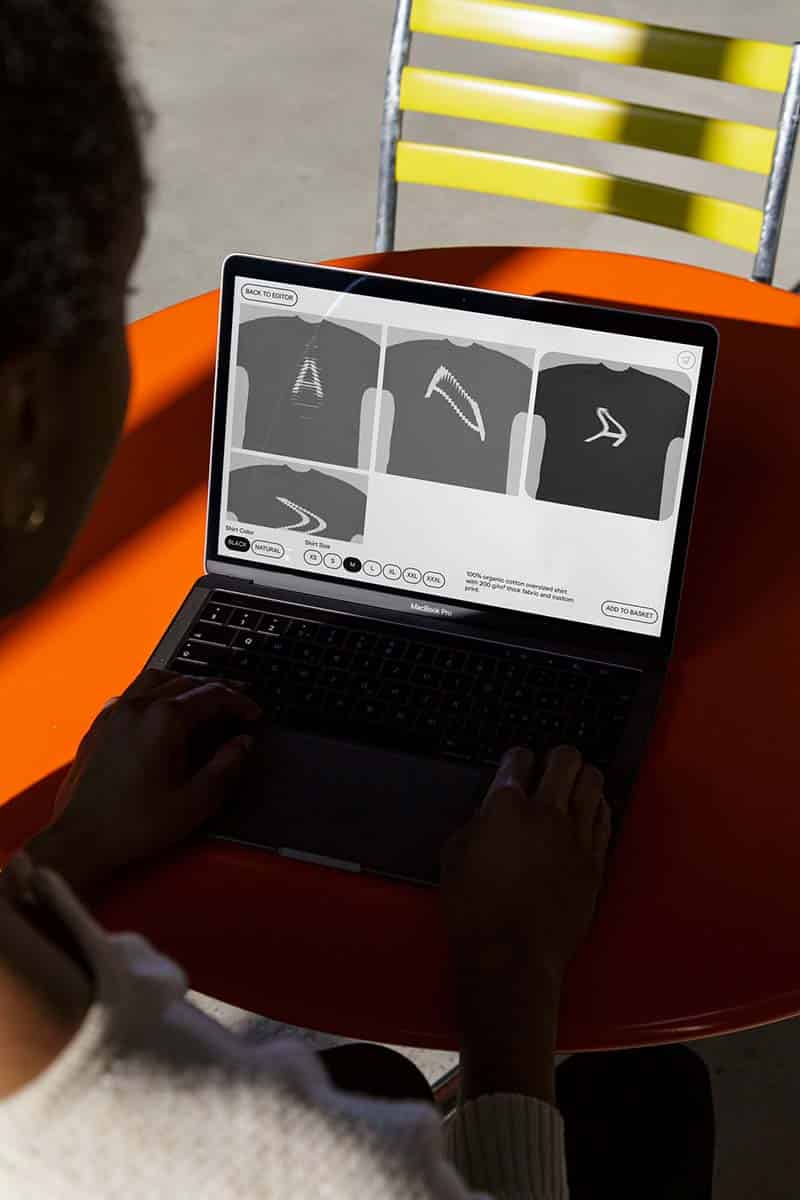 Ein Laptop mit vier shirtdesigns von denen eines ausgewählt ist