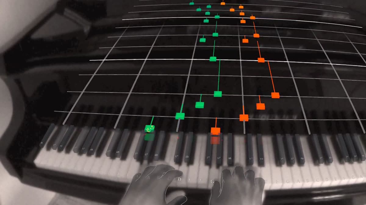 Zwei Hände spielen auf einem virtuellen Piano nach Tastenvorgaben