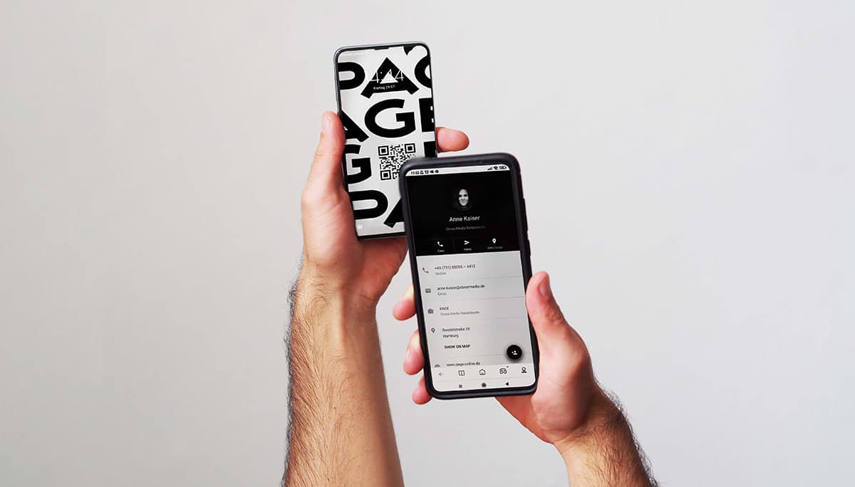 Ein Handy Scannt einen AR Code von einem anderen Handy um eine digitale Visitenkarte anzuzeigen