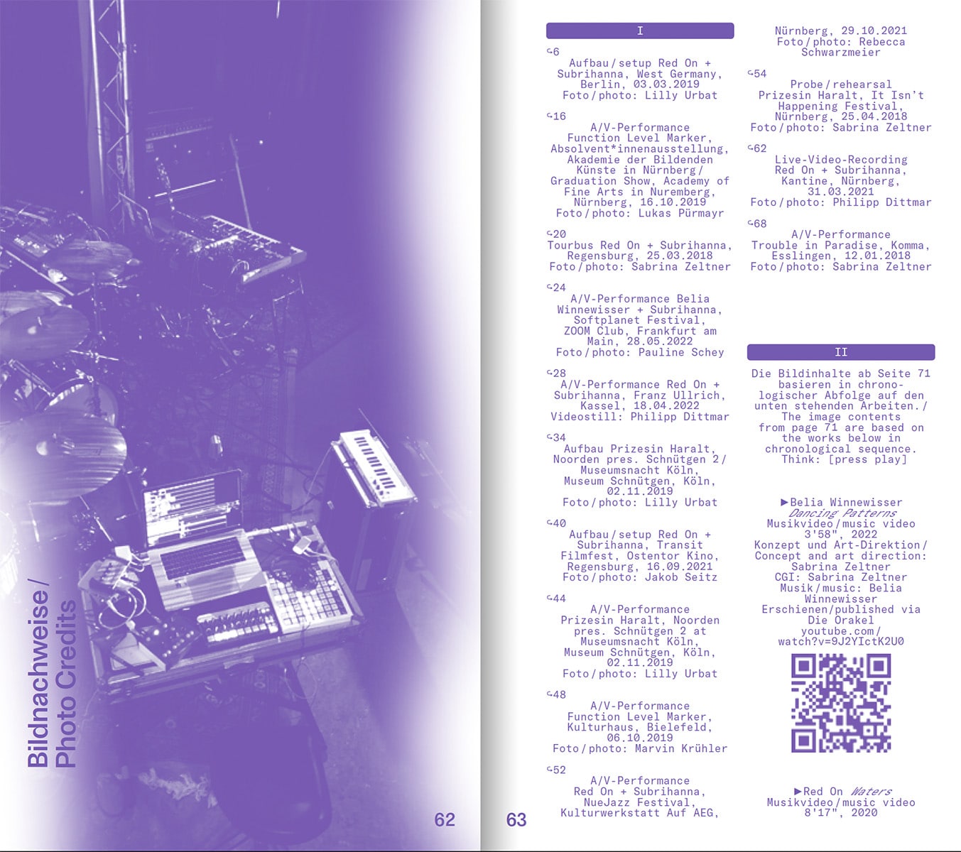 Eine Doppelseite mit einem monochromen violetten Bild links und Mittelsatz Monotype