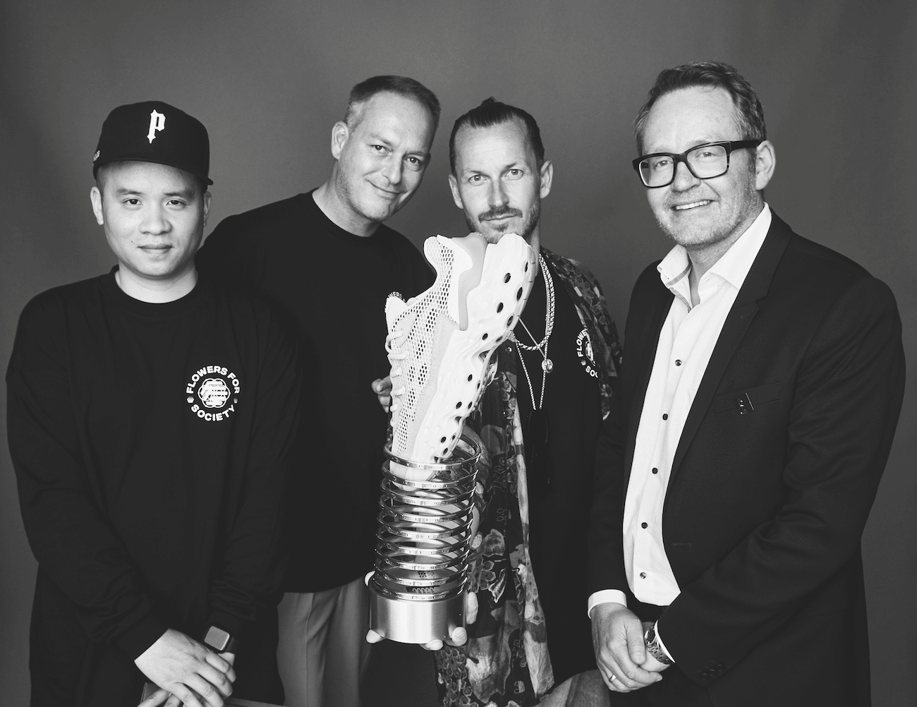 Cong Le Tran, Enrico Mickan und Till Jagla von Flowers for Society mit Johannes Auffermann von Astral in New York mit ihrem Webby Award