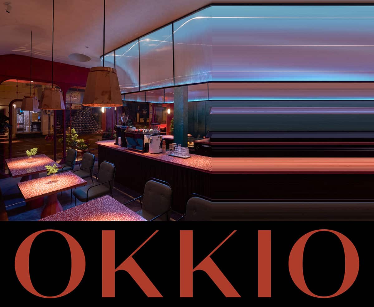Das rote Okkio Logo unter einem Bild von der Bar
