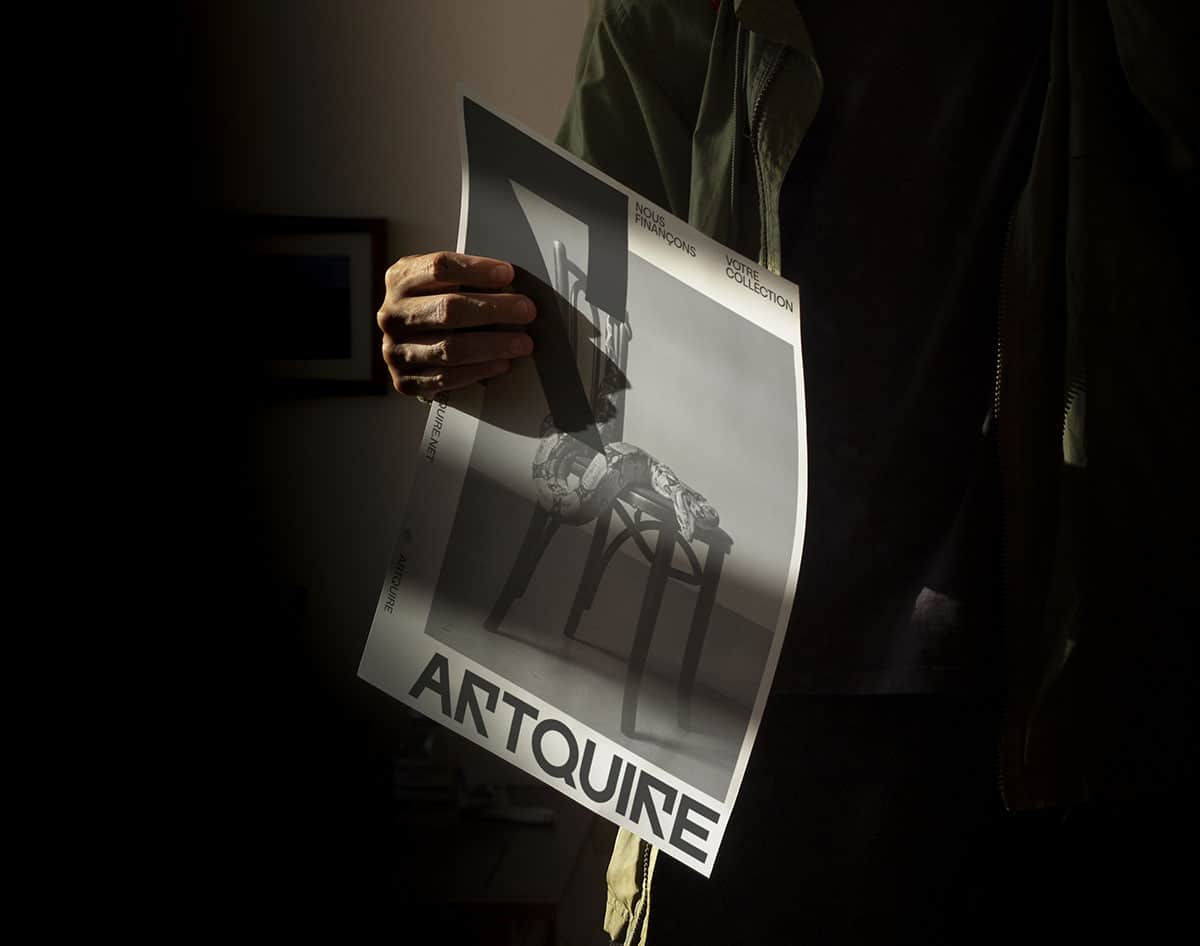 Eine Person steht im Schatten mit einem schwarzweiß Plakat