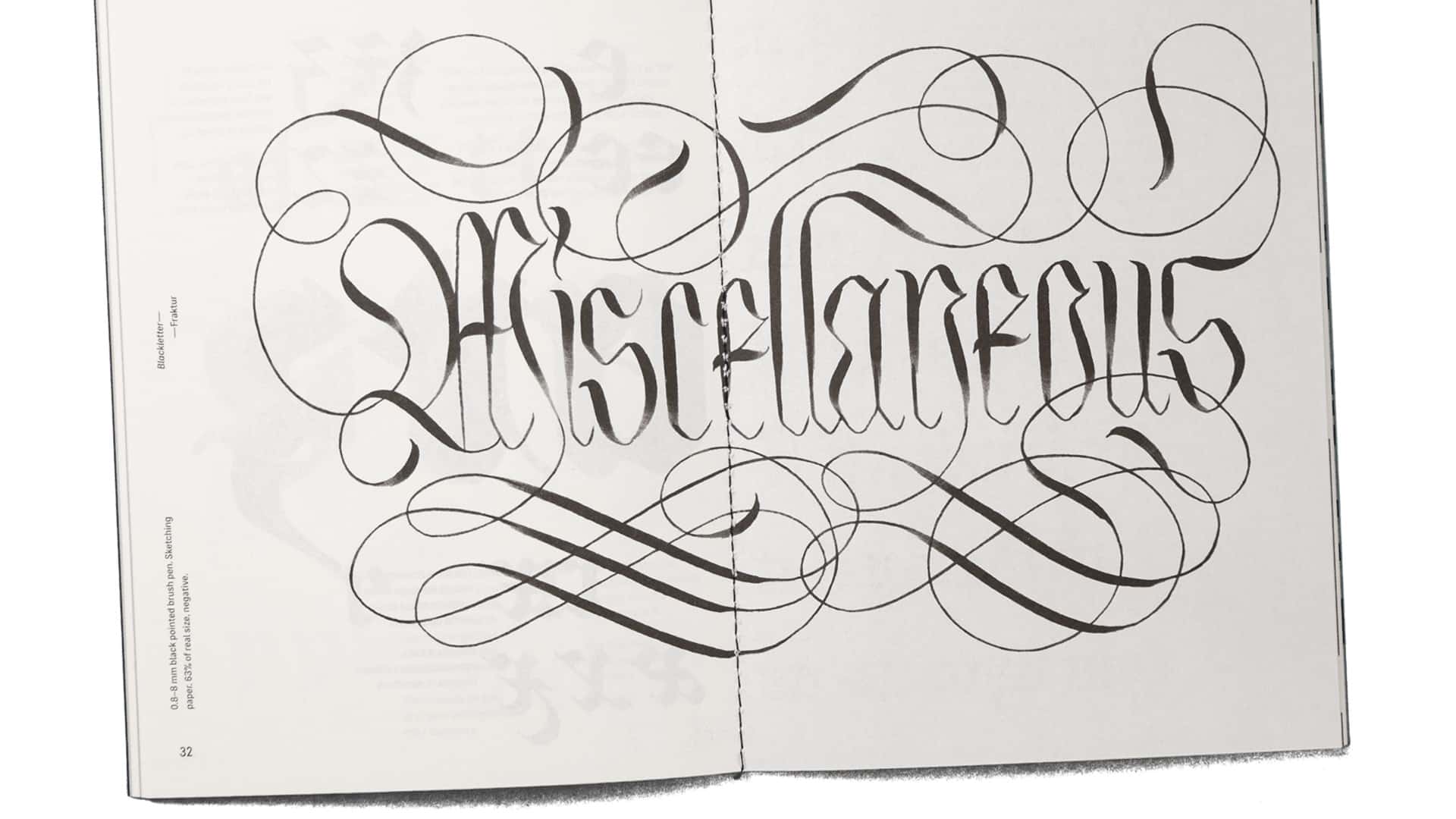 Eine Doppelseite mit kunstvoll verschlungener Kalligrafie