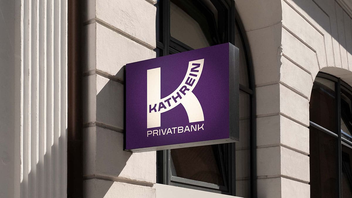 Das Logo der Kathrein Privatbank auf einem Leuchtschild vor Wiener Architektur