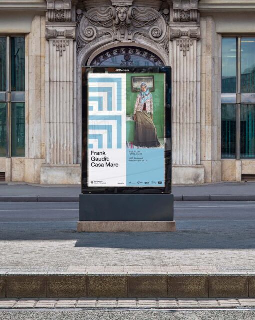Ein digitales Poster vor einem alten Gebäude mi blauem pattern und farblich passendem Foto einer Frau in historischen kleidern
