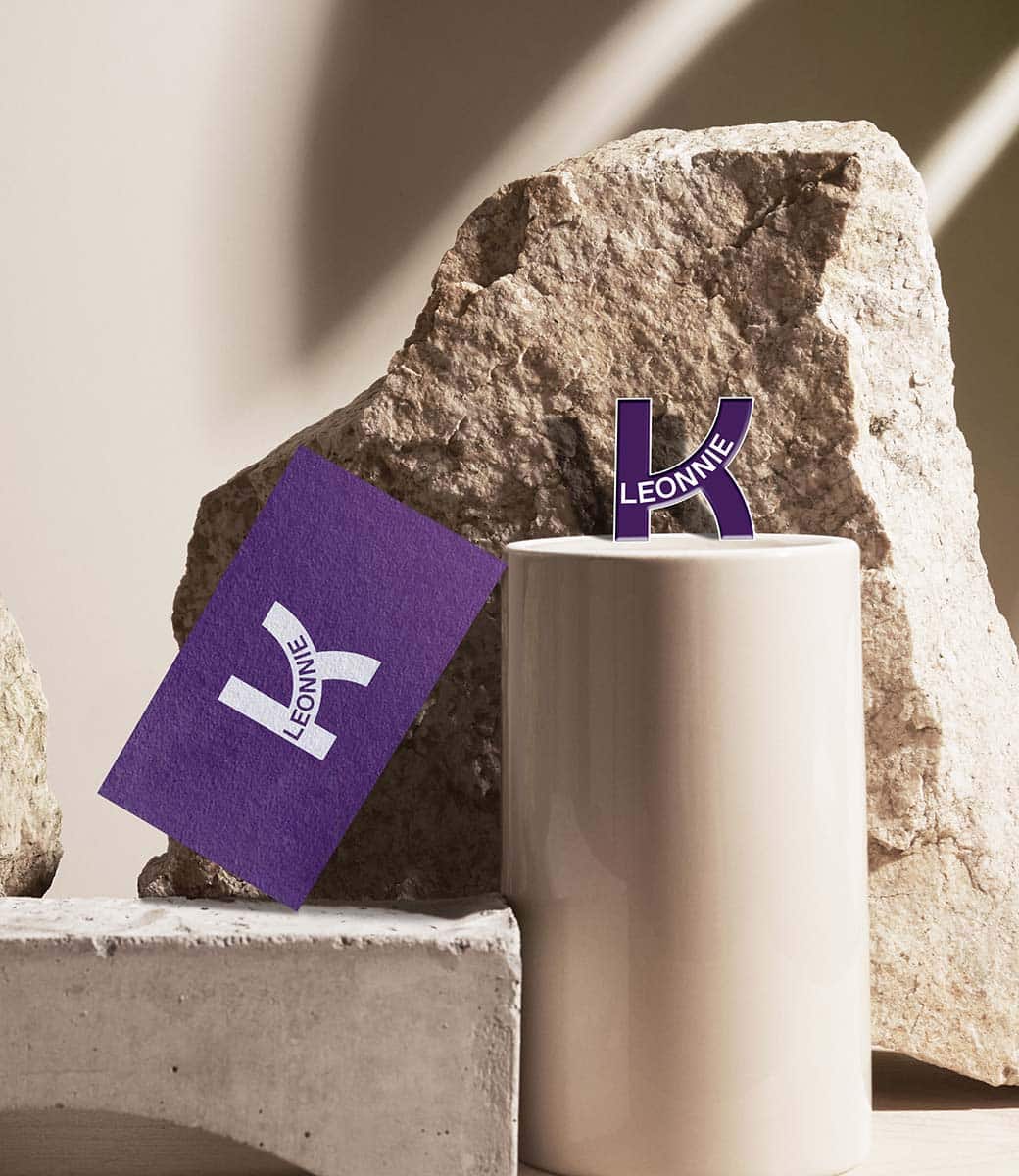 Eine lilafarbene Visitenkarte lernt an grob gebrochenen steinen