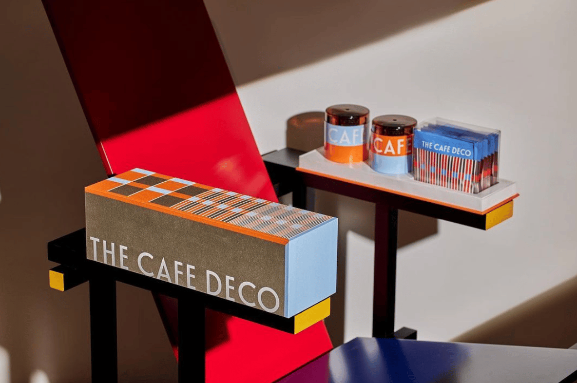 Kaffe Packagings im Mondrian Stil auf einem red and blue chair