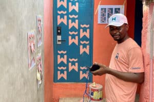 Social Design: Wash King-Gründer Dieudonne Kwame Agudah vor einer der Komposttoiletten