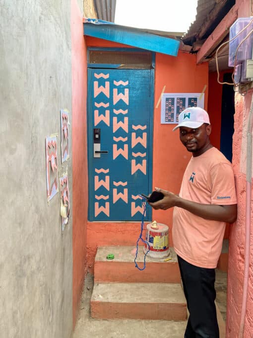 Social Design: Wash King-Gründer Dieudonne Kwame Agudah vor einer der Komposttoiletten