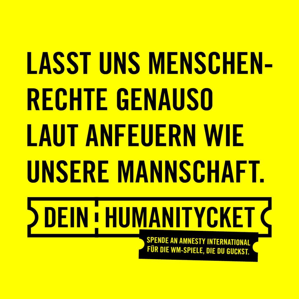 Im leuchtenden gelb der Amnesty International Organisation mit schwarzer Typo steht: Lass uns Menschenrechte genauso laut anfeuern wie unsere Mannschaft