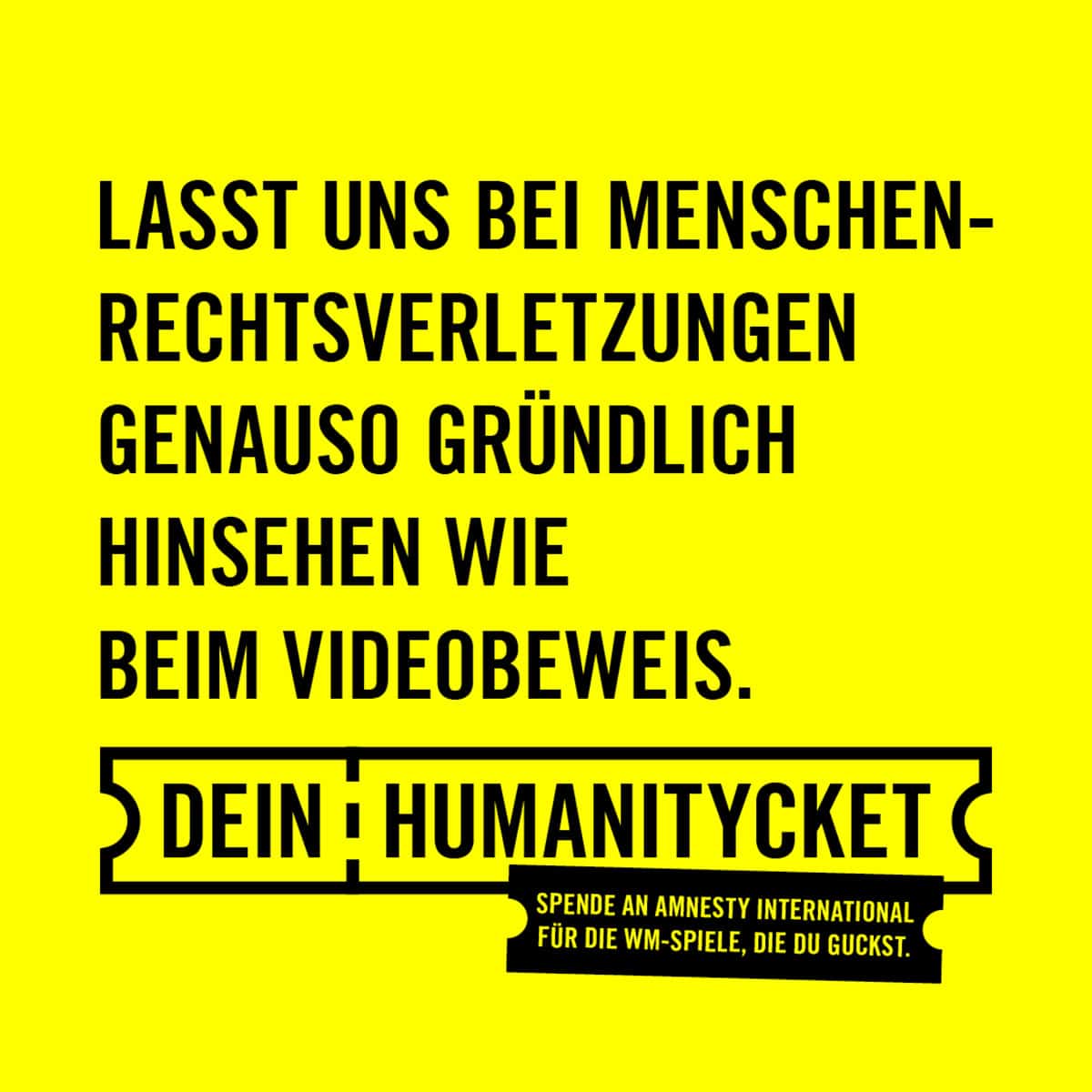 Im leuchtenden gelb der Amnesty International Organisation mit schwarzer Typo steht: Lasst uns bei Menschenrechtsverletzungen genauso gründlich hinsehen wie beim Videobeweis
