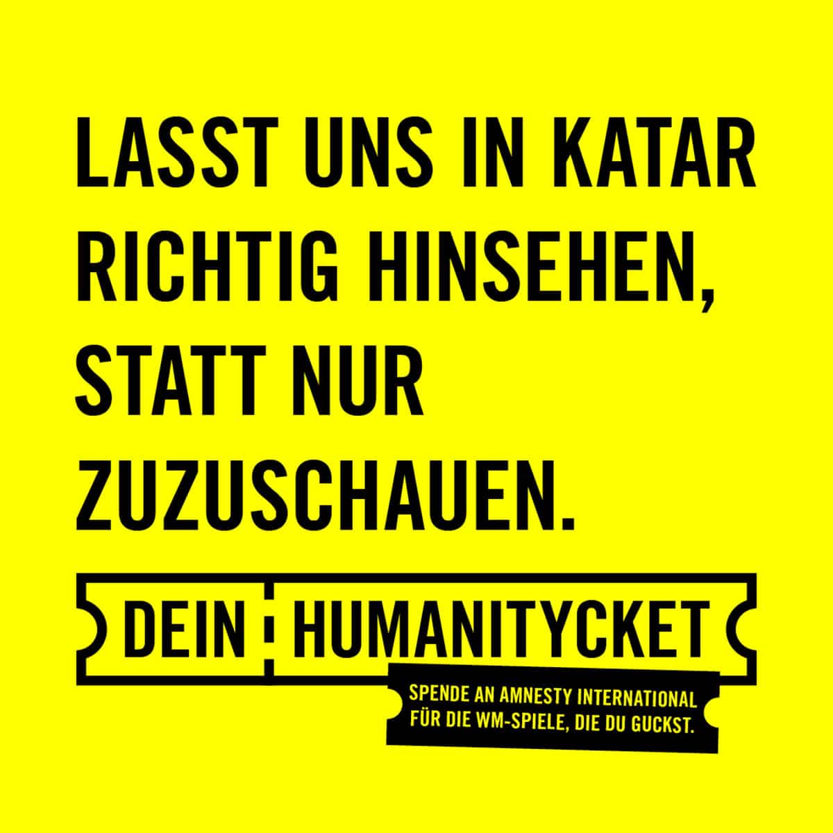 Im leuchtenden gelb der Amnesty International Organisation mit schwarzer Typo steht: Lasst uns in Katar richtig hinsehen, statt nur zuzuschauen