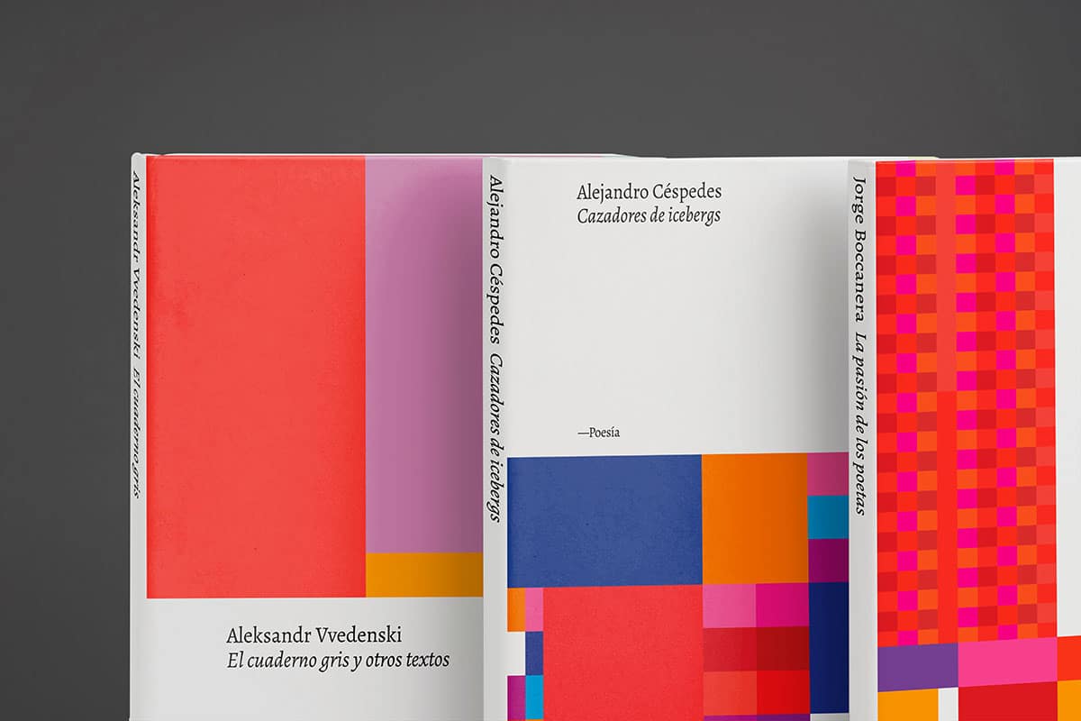 Nahaufnahme von drei Büchern, mit unterschiedlichen Covern im selben system aus in einem raster angeordneten Farbblöcken von vorne