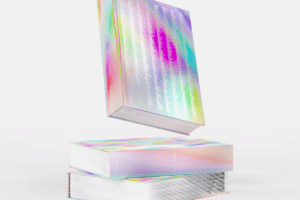 Ein holographisch schimmerndes Buch schwebt vor weißem Hintergrund in der Luft