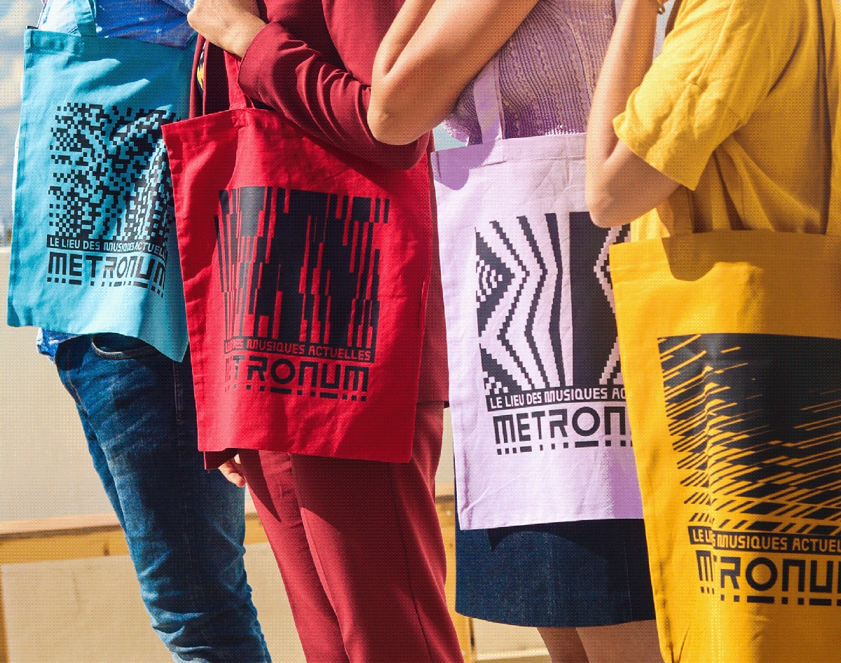 vier knallbunte Taschen mit pattern und logo