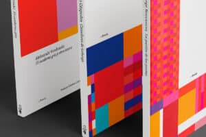 Drei Bücher, mit unterschiedlichen Covern im selben system aus in einem raster angeordneten Farbblöcken in einer draufsicht