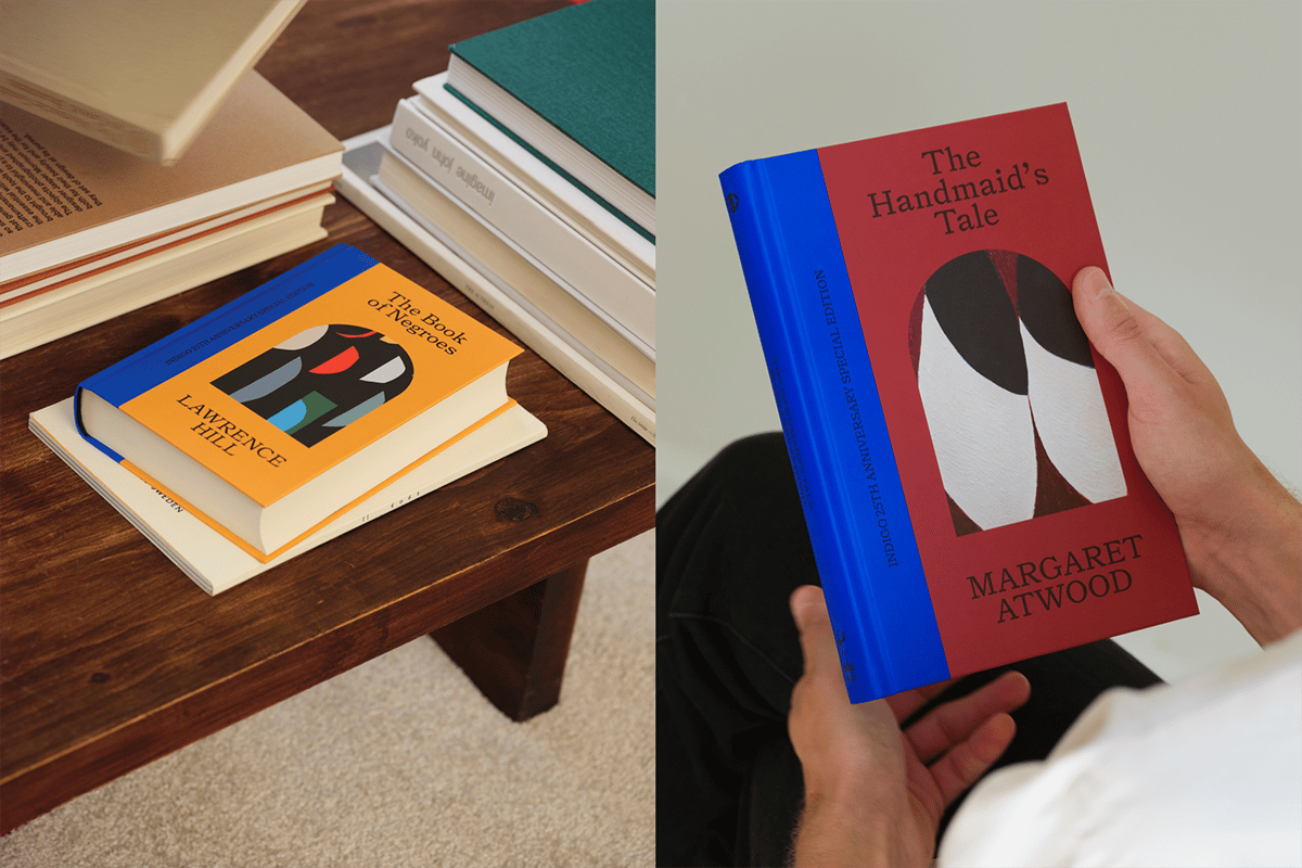 Zwei Bilder: Links liegt ein orangefarbenes Buch auf einem Holztisch, rechts hält jemand ein rotes Buch »the handmaid´s tale«