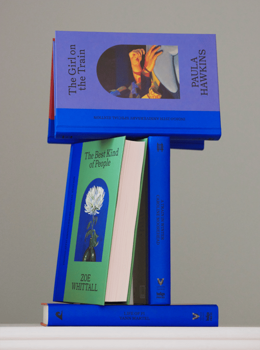 ein skulptural anmutender Stapel aus den indigo books