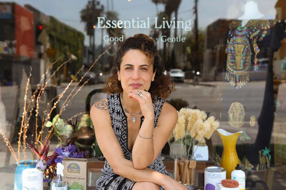 Porträtfotografie von Judith Goldstein vor ihrem Luca Store in Los Angeles