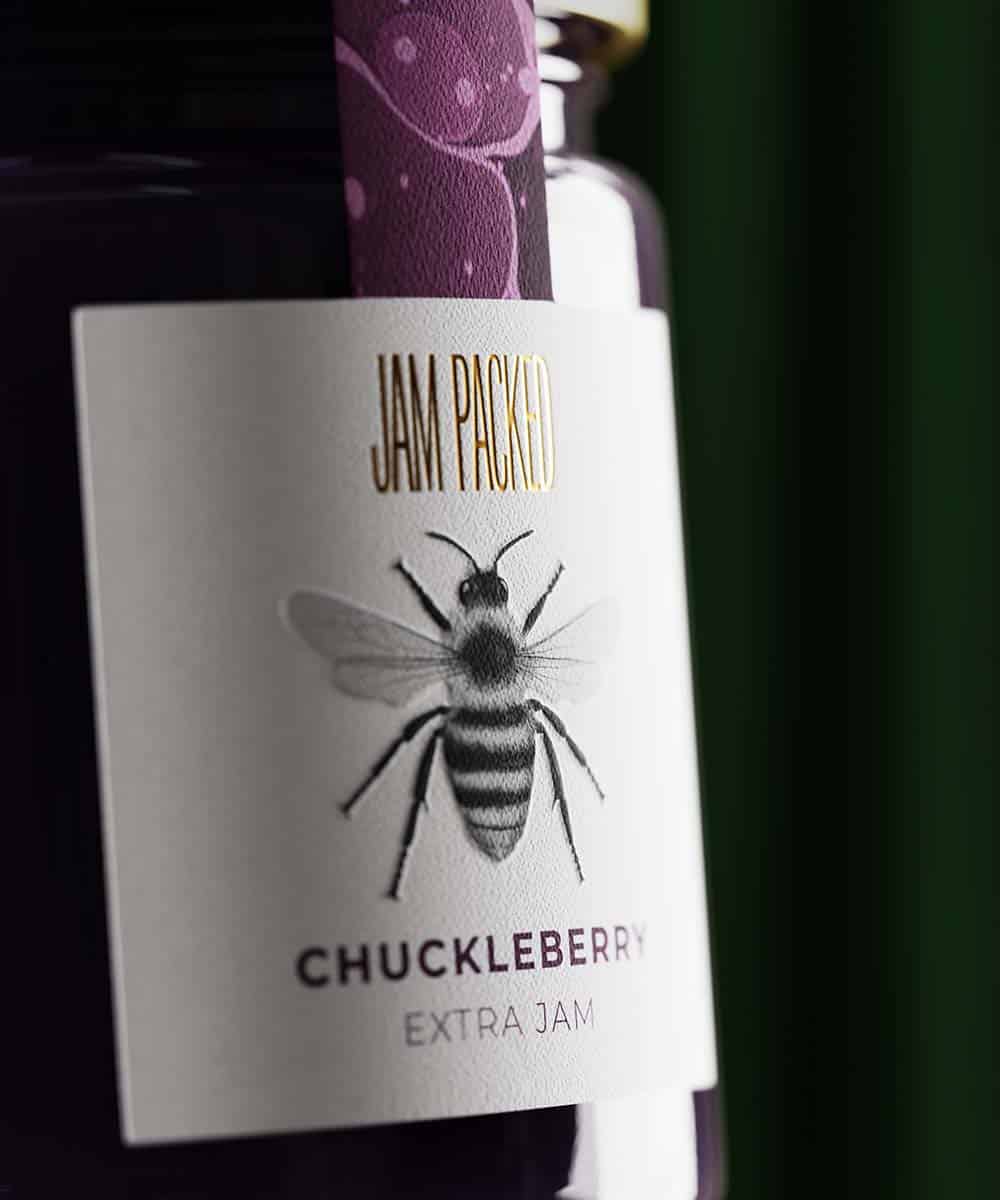 Ein Closeuö des Etiketts mit einer detailliert gezeichneten Biene