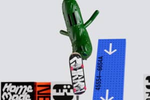 Ein Gurken Charakter springt auf einem Skateboard