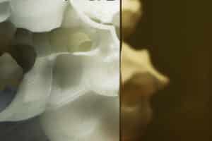 Die Grafik einer Skulptur aus weißem material. Die rechte Seite ist durch einen Filter wehgezeichnet und gelb getönt