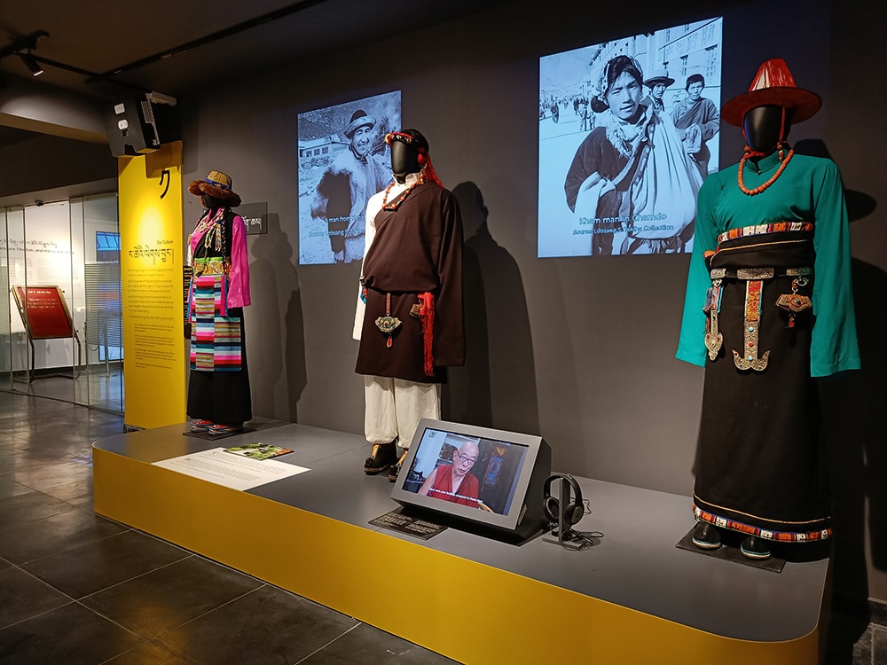 Inszenierung traditioneller tibetischer Kleidung im Tibet Museum Dharamsala