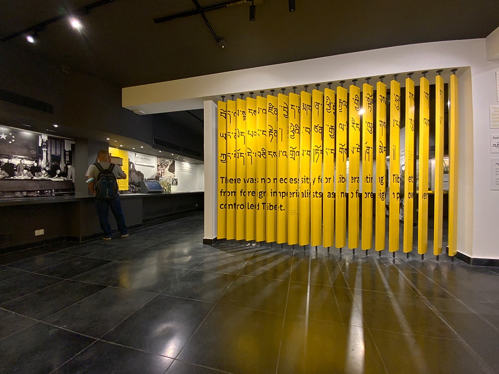 Lamellenwand im Tibet Museum Dharamsala, wodurch die Besucher:innen der Ausstellung aktiv mit einbezogen werden.