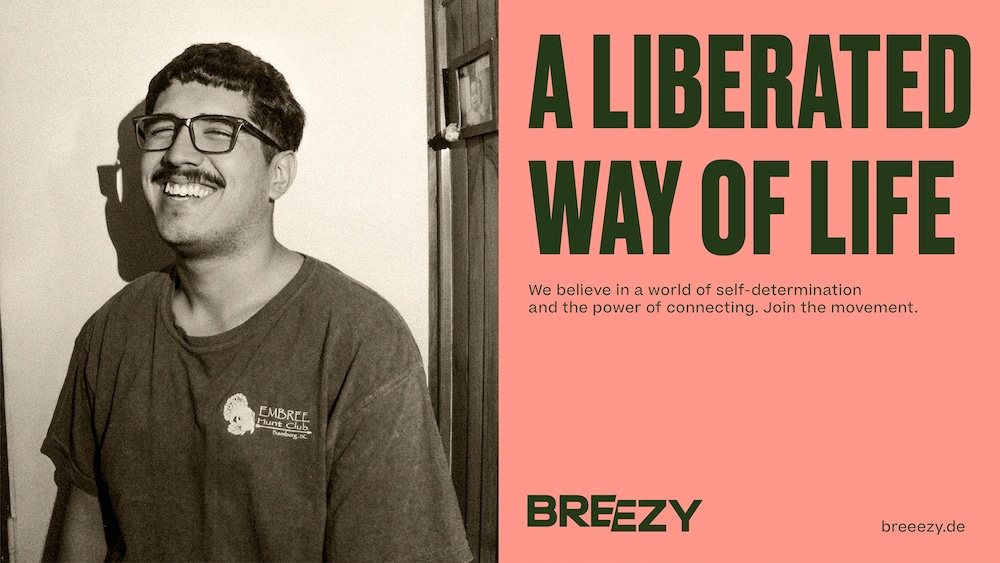 Erscheinungsbild für Cannabis-Brand Breezy: Auf der linken Hälfte des Visuals ein schwarz-weiß Foto von einer lachenden Person mit Brille und Schnurrbart. Auf der rechten Hälfte der Claim »A LIBERATED WAY OF LIFE« vor rosa Hintergrund
