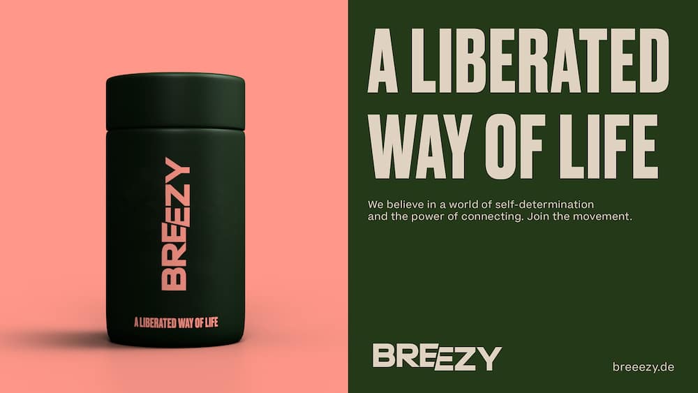 Erscheinungsbild für Cannabis-Brand Breezy: Auf der linken Hälfte des Visuals ein Produkt aus dem Sortiment der Marke. Auf der rechten Seite der Claim »A LIBERATED WAY OF LIFE« vor dunkelgrünem Hintergrund