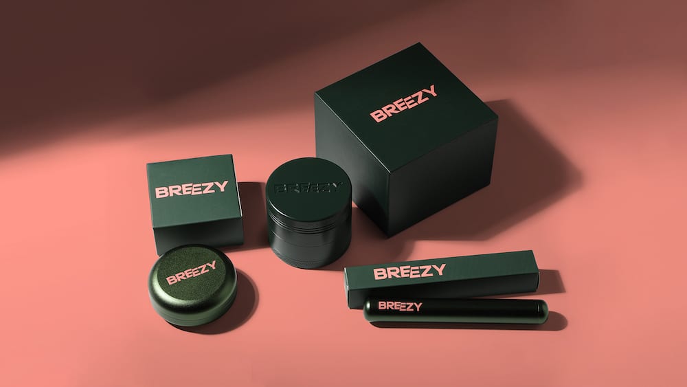 Branding für Cannabis-Brand Breezy: Schlichtes Packaging Design für verschiedene Produkte der Marke in dunkelgrün mit rosa Wortlogo 