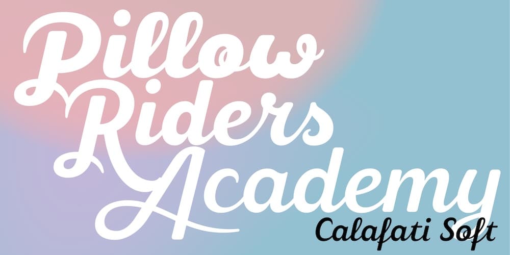 Anwendungsbeispiel der Calafati Soft: Auf einem Hintergrund in den Farben Koralle, Helltürkis und Flieder steht in weißen Buchstaben »Pillow Riders Academy« geschrieben. Darunter in schwarz »Calafati Soft«