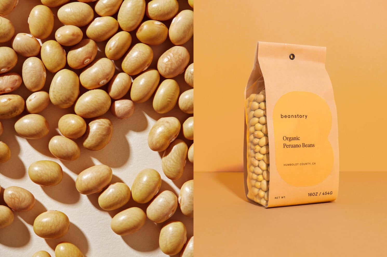 Visual Identity für den Bohnenvertrieb Beanstory: Packaging Design für Peruano Beans rechts mit der Hintergrundfarbe des Logos in gelb. Daneben ein Foto der getrockneten Bohnen ohne Verpackung