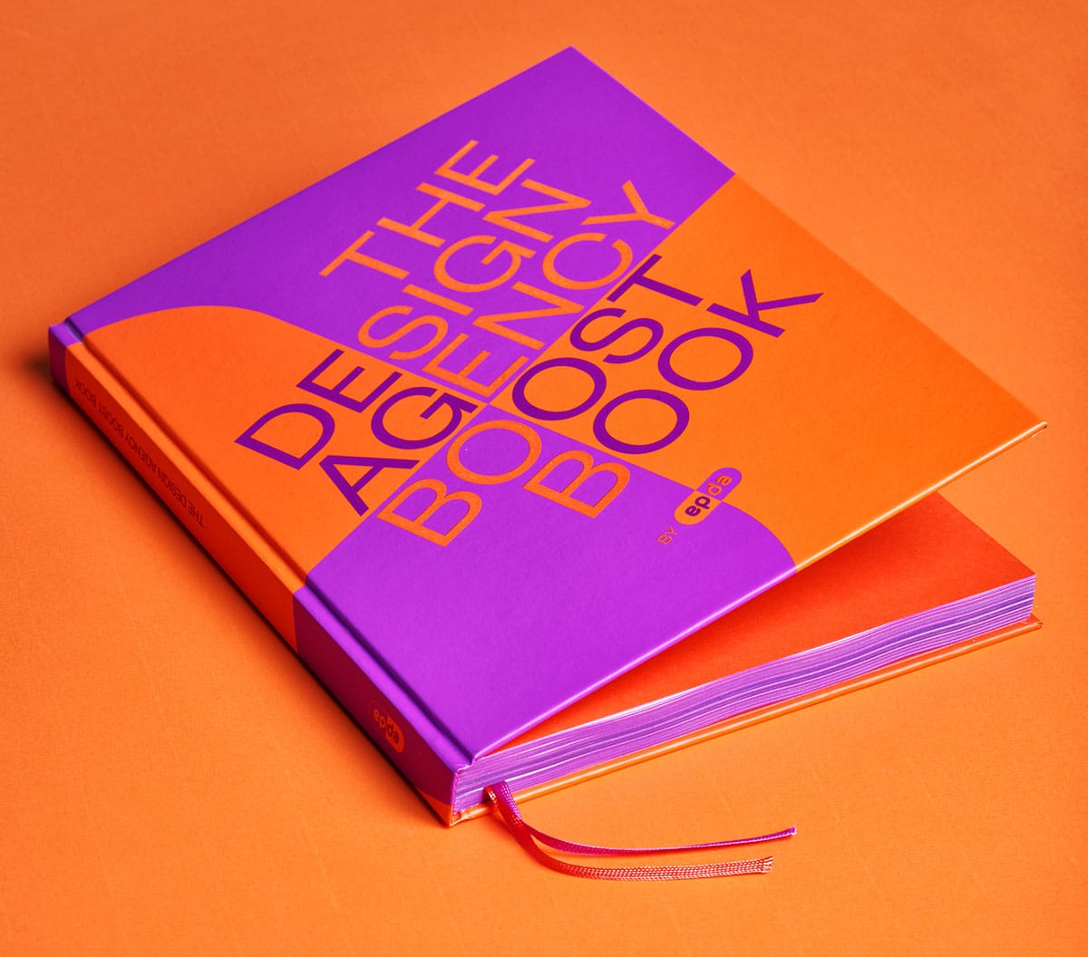 das Buchcover vor orangenem Hintergrund
