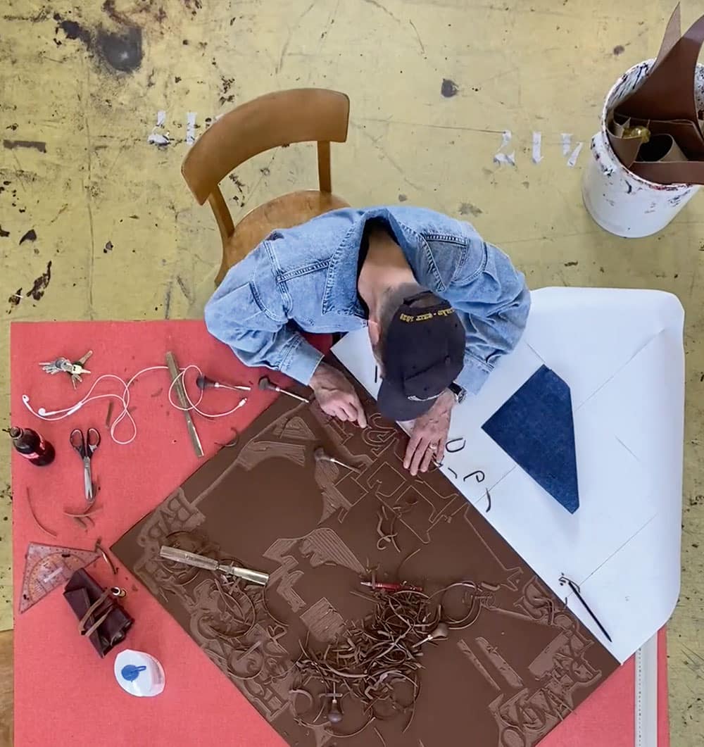 Künstler Dafi Kühne bearbeitet in seinem Atelier einen Linolschnitt