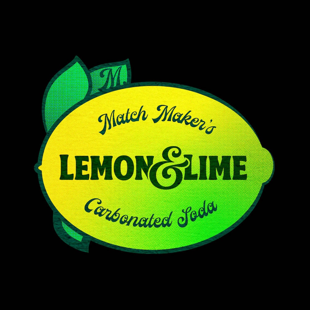 Sticker auf schwarzem Hintergrund in Form einer Zitrone mit drei Blättern. Die Zitronenform hat einen Farbverlauf von gelb zu hellgrün. Die Blätter sind mittelgrün. Zitrone und Blätter sind in dunkelgrün umrandet. Auf der Zitrone steht im selben dunkelgrün geschrieben »Match Maker's Lemon&Lime Carbonated Soda«.