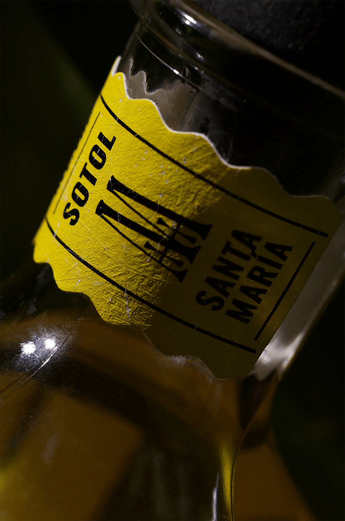 ein gelbes Etikett am Flaschenhals