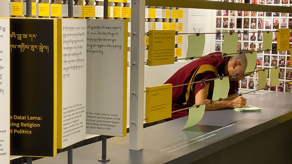 Die Visual Identity des Tibet Museum Dharamsala ist in den Farben Schwarz, Weiß und Gelb gehalten und erhält dadurch und die Verwendung von Schrift einen hohen Wiedererkennungswert