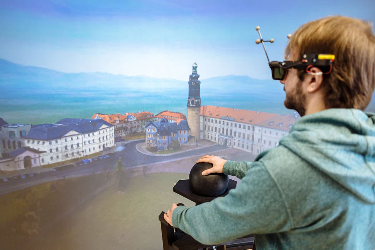 Ein Schüler trägt eine VR Brille