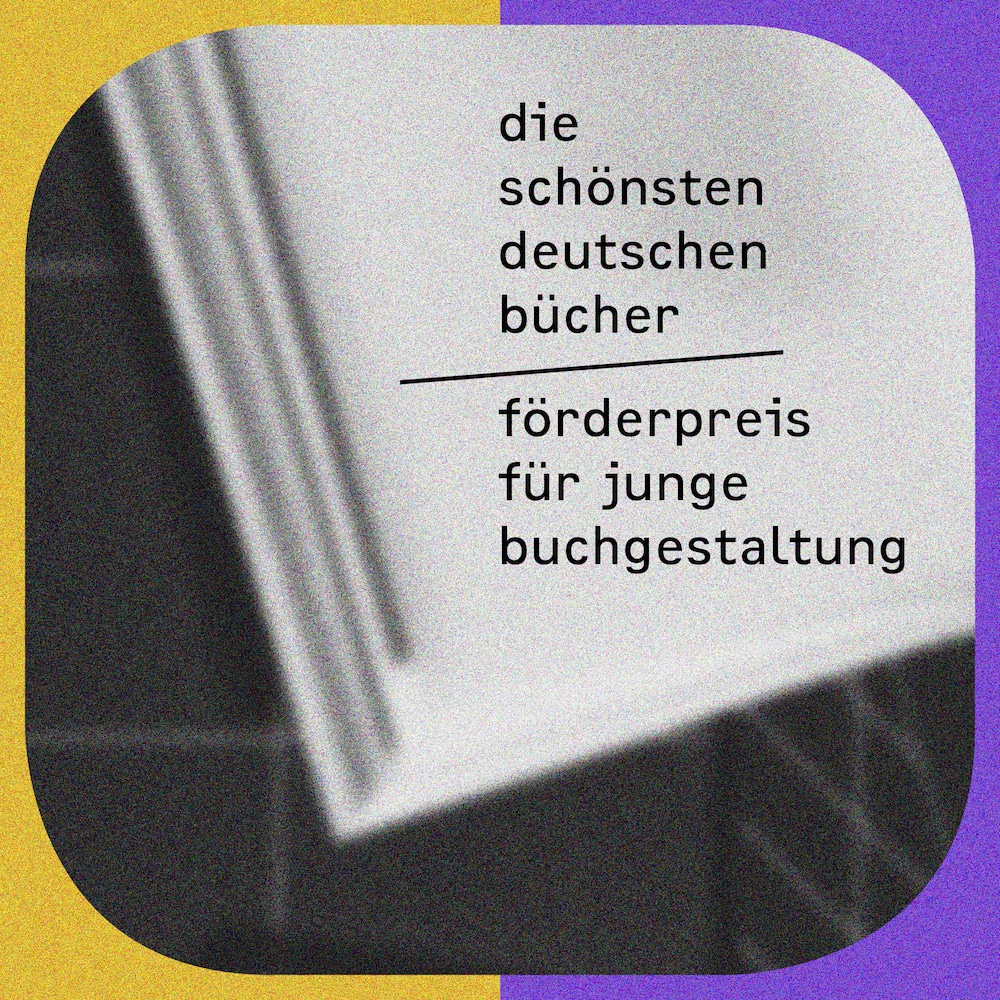 Visual der Stiftung Buchkunst für den Call for Entries 2023 für die Schönsten Deutschen Bücher und den Förderpreis für junge Buchgestaltung. Verschwommenes Detail eines aufgeschlagenen Buches in schwarz weiß auf einem halb senfgelben, halb violettem Hintergrund