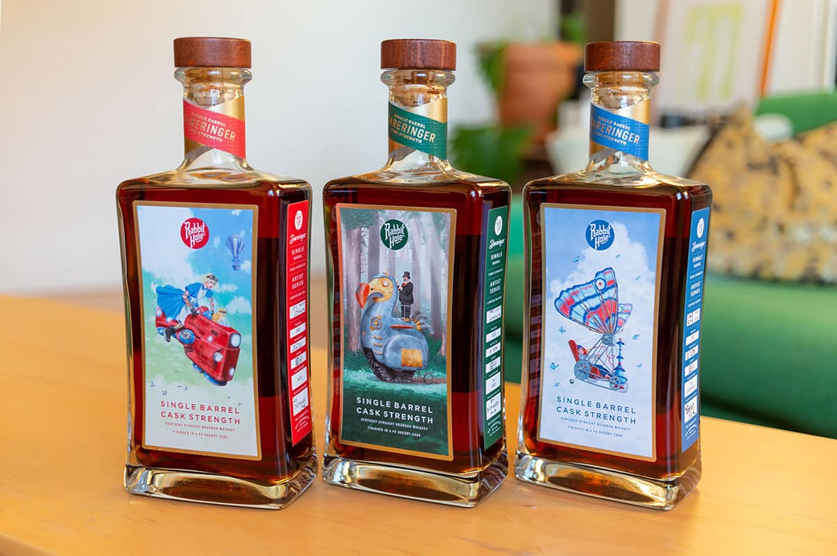 Drei Flaschen mit illustrativem Labeldesign
