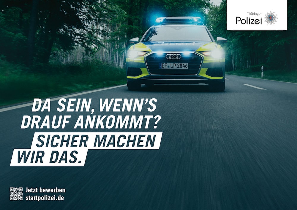 Recruitingkampagne für die Thüringer Polizei: Streifenwagen auf der Landstraße mit Blaulicht. Zu lesen: »Da sein, wenn's drauf ankommt? Sicher machen wir das.«