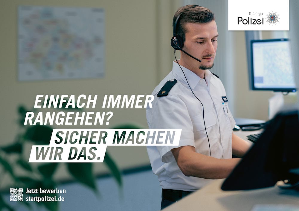Recruitingkampagne für die Thüringer Polizei: Beamt an der Telefonzentrale. Zu lesen: »Einfach immer rangehen? Sicher machen wir das.«