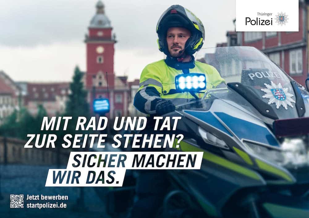 Recruitingkampagne für die Thüringer Polizei: Polizist auf Motorrad. Zu lesen: »Mit Rad und Tat zur Seite stehen? Sicher machen wir das.«
