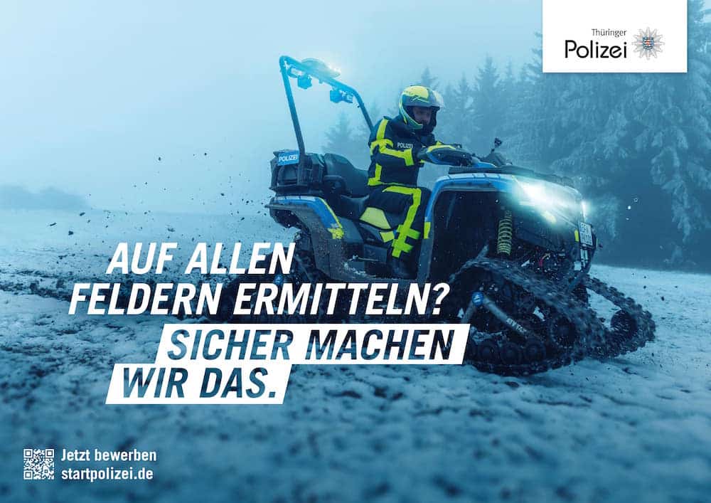 Recruitingkampagne für die Thüringer Polizei: Beamt:in auf elektrischem Schlitten auf einem schneebedeckten Feld. Zu lesen: »Auf allen Feldern ermitteln? Sicher machen wir das.«