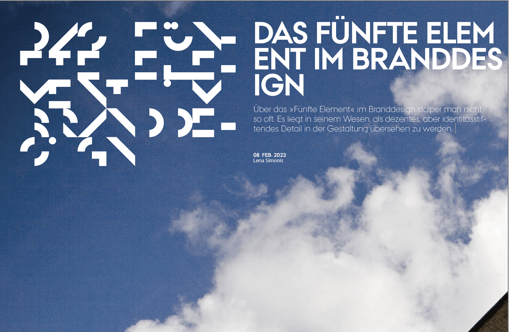 Das fünfte Element in Branddesign: Teilweise abstrakte Typografie vor blauem Himmel mit weißen Wolken